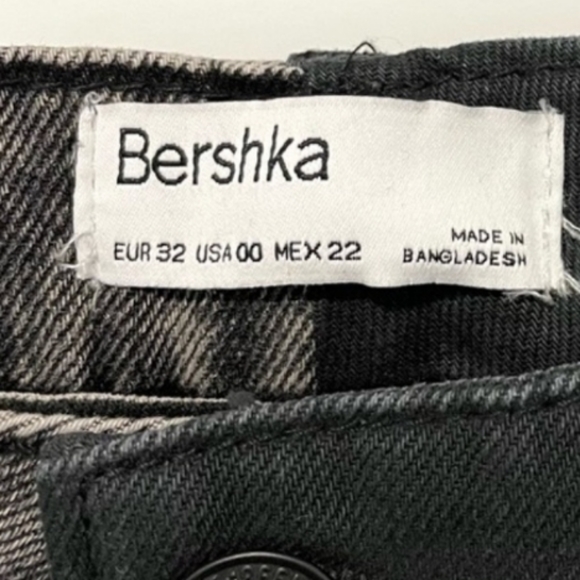 🆕️ Brand new Womens Bershka Two tone denim shorts - Picture 3 of 3
